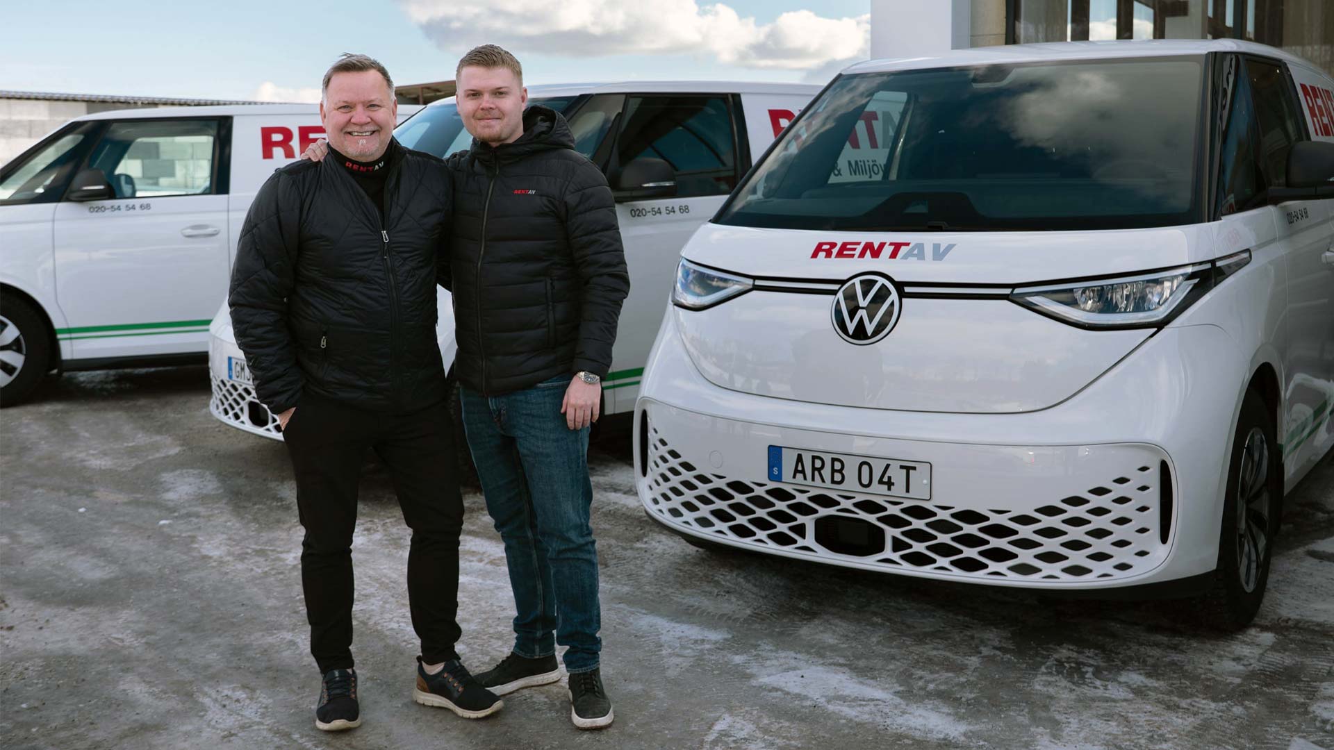 Far och son framför Rentavs nya flotta av ID. Buzz Cargo.