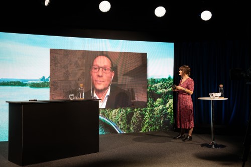 Peter Petersson, avdelningschef försäljning och Isabelle McAllister, moderator